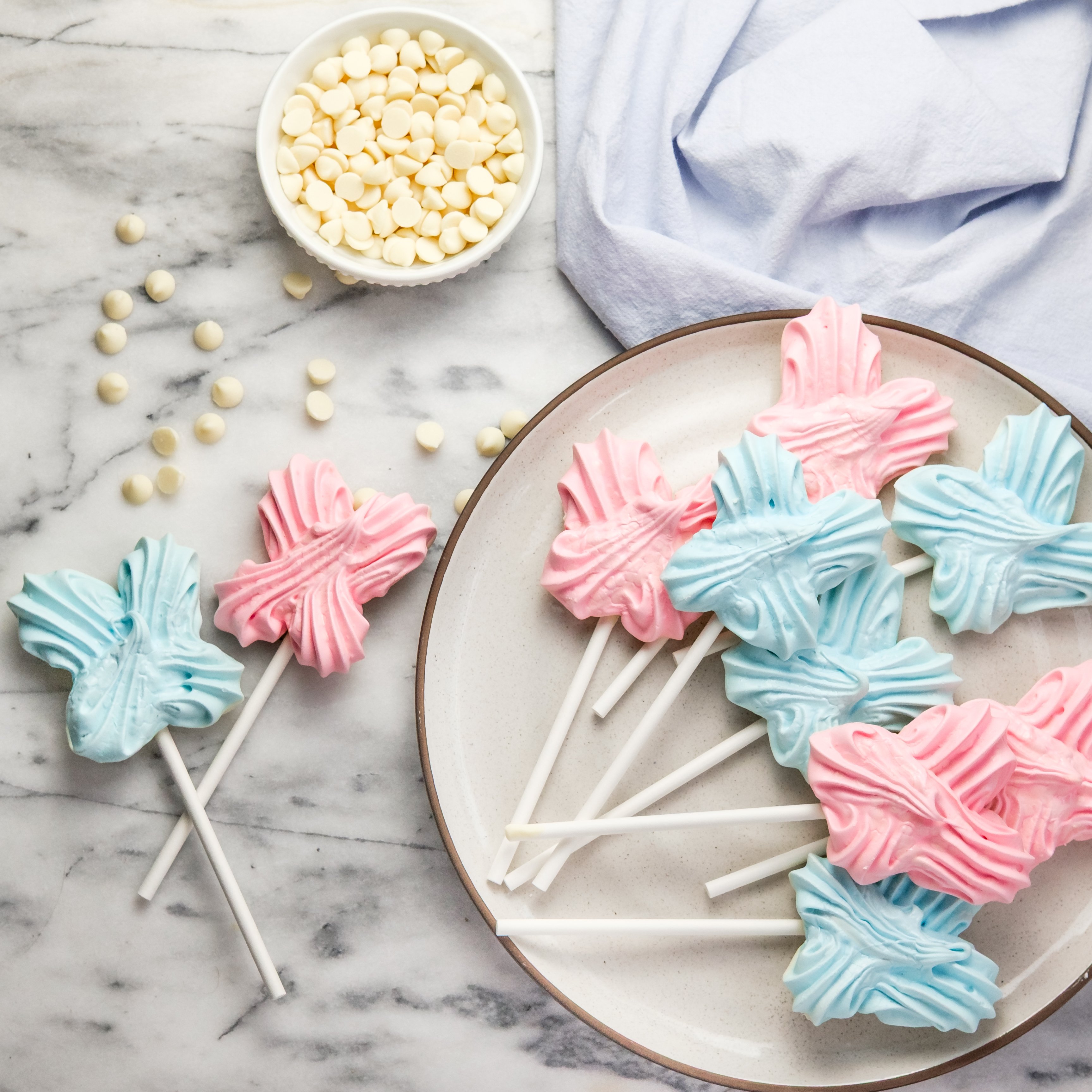 Baby "Bow" Meringue Pops