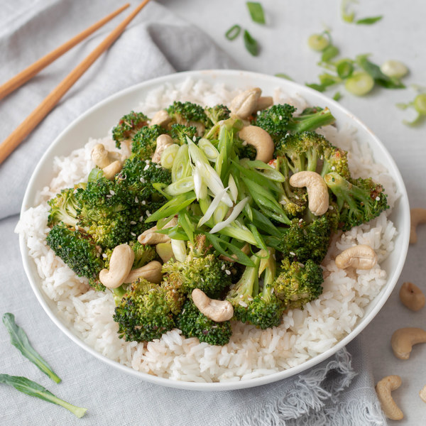 Sweet & Spicy Chili-Garlic Cashew Broccoli Bowl