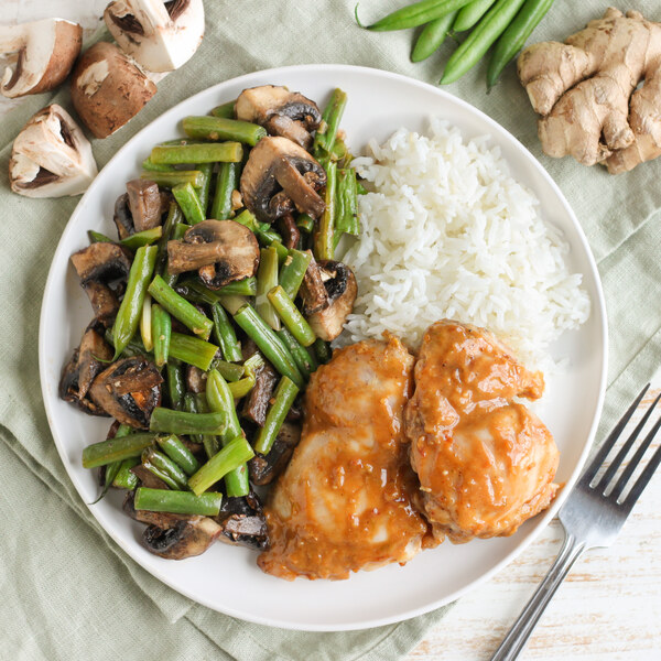 Baked Thai-Style Peanut Chicken with Green Beans, Mushrooms & Rice