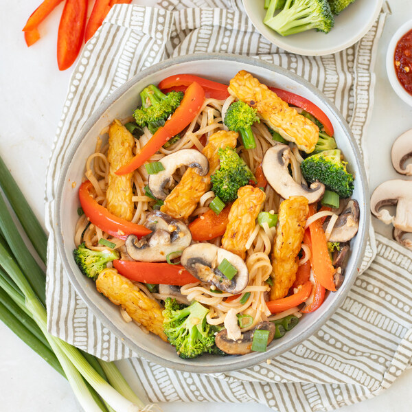 Spicy Tempeh Stir-Fry with Noodles, Mushrooms, Bell Pepper & Broccoli